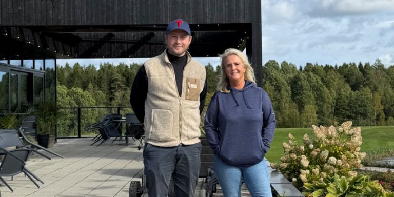 Foto: Kristian Aagaard, bedriftsrådgiver hos Wenma og Vanja Montgomery, daglig leder hos Sandefjord Golfklubb